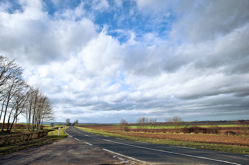 Vue de la route vers Reims avec ciel et nuages